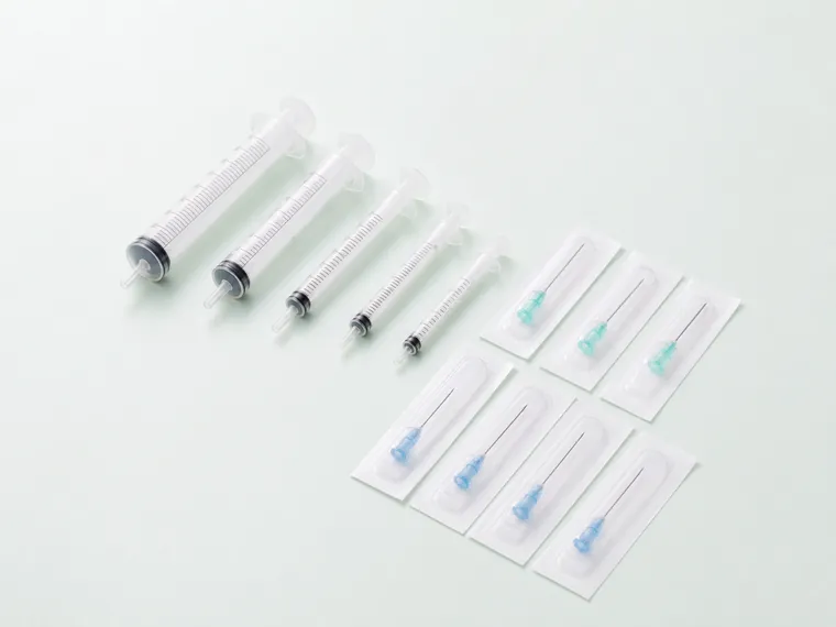 Sterile Einmalspritzen und einzeln verpackte Kanülen
